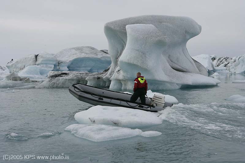 Siglt innan um ísjakana á jökulsárlóninu